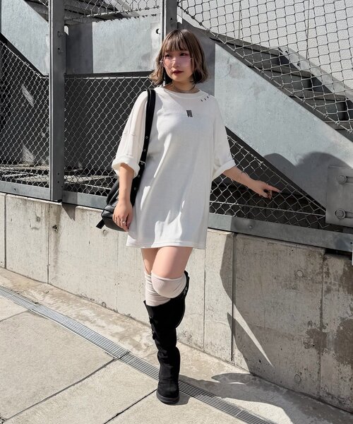 Mavie..7(メヴィセットゥ)の「【Mavie..7】Unisex刺繍アイレットBIGTee(Tシャツ/カットソー・レディース・ブラック/オフホワイト・FREE)」の3枚目の写真