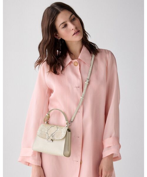 kate spade new york(ケイトスペード ニューヨーク)の「ライリー スネーク エンボス スモール トップ ハンドル バッグ(ショルダーバッグ・レディース・ベージュ・ONESIZE)」の1枚目の写真