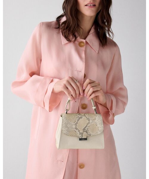 kate spade new york(ケイトスペード ニューヨーク)の「ライリー スネーク エンボス スモール トップ ハンドル バッグ(ショルダーバッグ・レディース・ベージュ・ONESIZE)」の3枚目の写真