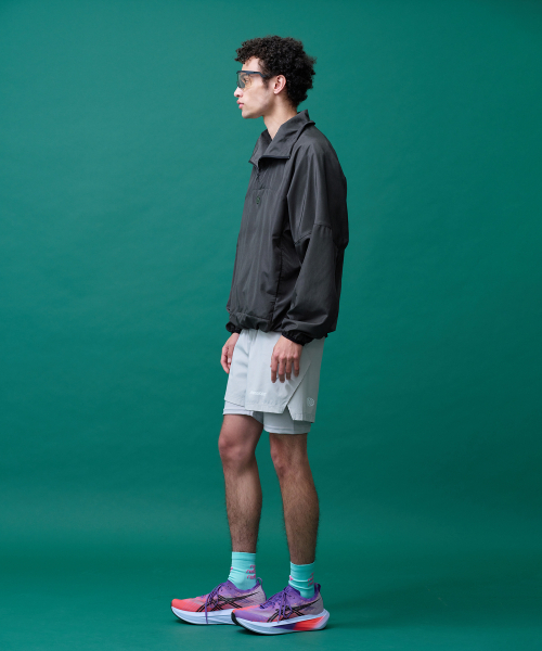 MENASOO（ミナス）の「Unisex Easy Move Half Zip_Khaki（ナイロンジャケット・レディース・カーキ・1/2）」の4枚目の写真