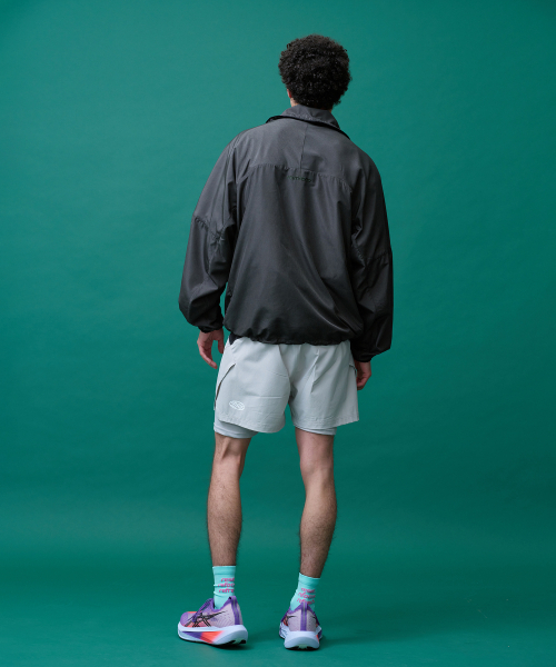 MENASOO（ミナス）の「Unisex Easy Move Half Zip_Khaki（ナイロンジャケット・レディース・カーキ・1/2）」の5枚目の写真