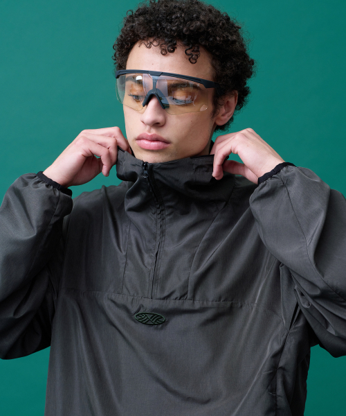 MENASOO（ミナス）の「Unisex Easy Move Half Zip_Khaki（ナイロンジャケット・レディース・カーキ・1/2）」の7枚目の写真