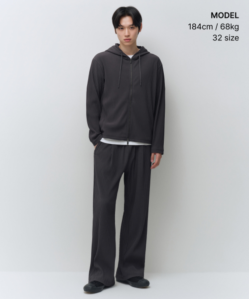 MUSINSA STANDARD（ムシンサスタンダード）の「プリーツワイドバンディングパンツ[グレー]（その他パンツ・メンズ・その他・26/28/30/32/34/36/38/40/42）」の2枚目の写真