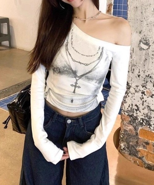 lilful(リルフル)の「【26年秋冬新作】チェーンプリント ワンショルダーロンT(Tシャツ/カットソー・レディース・ホワイト/ブラック・F)」の4枚目の写真
