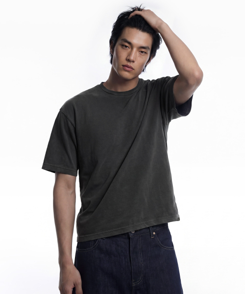 HDEX(エイチデックス)の「エッセンシャルピグメントショートカットスリーブ (チャコール)(Tシャツ/カットソー・メンズ・チャコール・MEDIUM/LARGE/X-LARGE/2XL)」の1枚目の写真