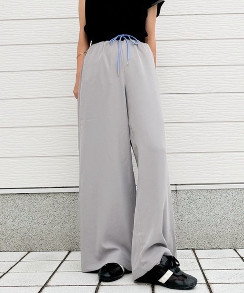 Q（キュー）の「【秋の大本命】ウエストバイカラーギャザーワイドパンツ　2026秋冬　MUSTBUY　定番　万能　美脚パンツ（その他パンツ・レディース・グレイッシュベージュ/ブラック・MEDIUM）」の2枚目の写真
