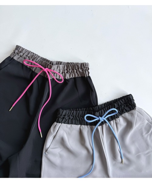 Q（キュー）の「【秋の大本命】ウエストバイカラーギャザーワイドパンツ　2026秋冬　MUSTBUY　定番　万能　美脚パンツ（その他パンツ・レディース・グレイッシュベージュ/ブラック・MEDIUM）」の3枚目の写真