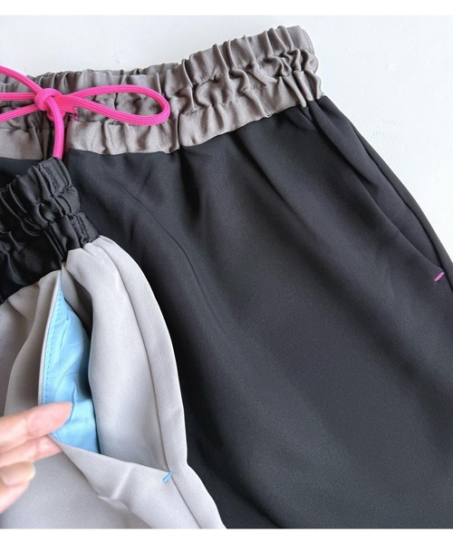 Q（キュー）の「【秋の大本命】ウエストバイカラーギャザーワイドパンツ　2026秋冬　MUSTBUY　定番　万能　美脚パンツ（その他パンツ・レディース・グレイッシュベージュ/ブラック・MEDIUM）」の6枚目の写真