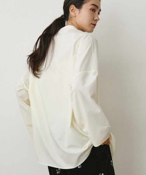 Libra Cue(リブラ キュー)の「ロングスリーブバンドカラーラウンドヘムシャツ(シャツ/ブラウス・レディース・ホワイト/ブラック/その他/ボルドー・FREE)」の8枚目の写真
