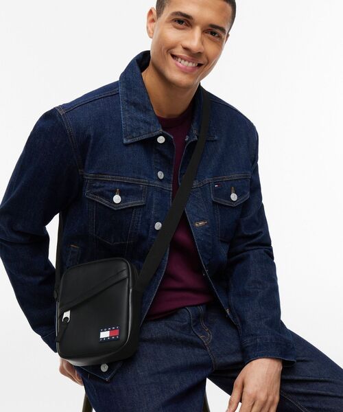 tommy jeans(トミー ジーンズ)の「エッセンシャルラバー加工ロゴ クロスボディ レポーターバッグ(ボディバッグ/ウエストポーチ・メンズ・ブラック・FREE)」の2枚目の写真