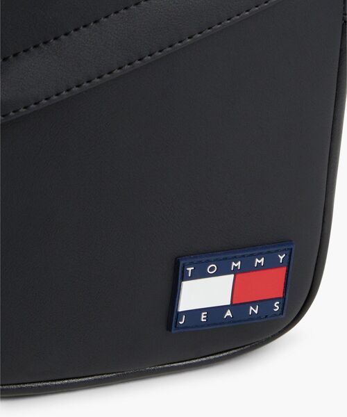 tommy jeans(トミー ジーンズ)の「エッセンシャルラバー加工ロゴ クロスボディ レポーターバッグ(ボディバッグ/ウエストポーチ・メンズ・ブラック・FREE)」の4枚目の写真