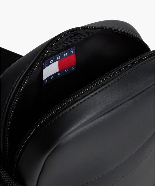 tommy jeans(トミー ジーンズ)の「エッセンシャルラバー加工ロゴ クロスボディ レポーターバッグ(ボディバッグ/ウエストポーチ・メンズ・ブラック・FREE)」の5枚目の写真