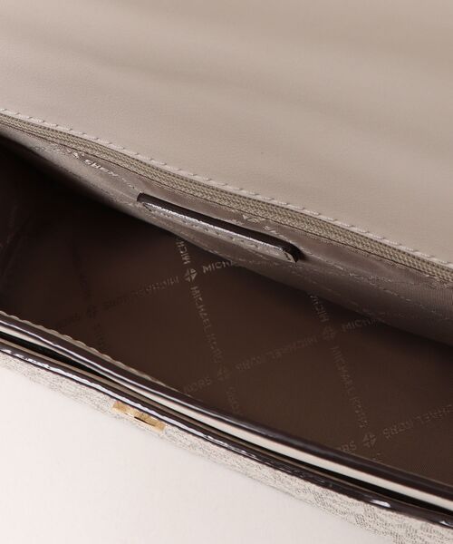 MICHAEL KORS(マイケルコース)の「GREENWICH SM FLAP XBODY(ショルダーバッグ・レディース・ベージュ系・FREE)」の4枚目の写真