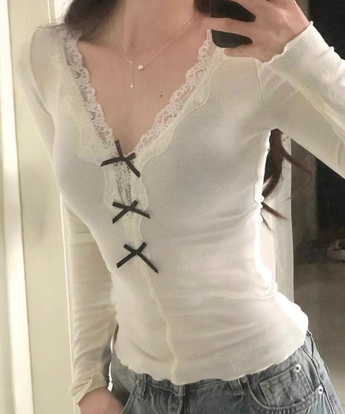 VIBGYOR(ヴィブジョー)の「【EIZZ/アイズ】Vネック レース切替 フロントトリプルリボン タイトカットソー / ロンT(Tシャツ/カットソー・レディース・ホワイト・FREE)」の7枚目の写真