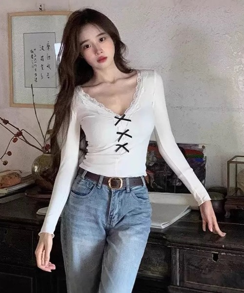VIBGYOR(ヴィブジョー)の「【EIZZ/アイズ】Vネック レース切替 フロントトリプルリボン タイトカットソー / ロンT(Tシャツ/カットソー・レディース・ホワイト・FREE)」の3枚目の写真
