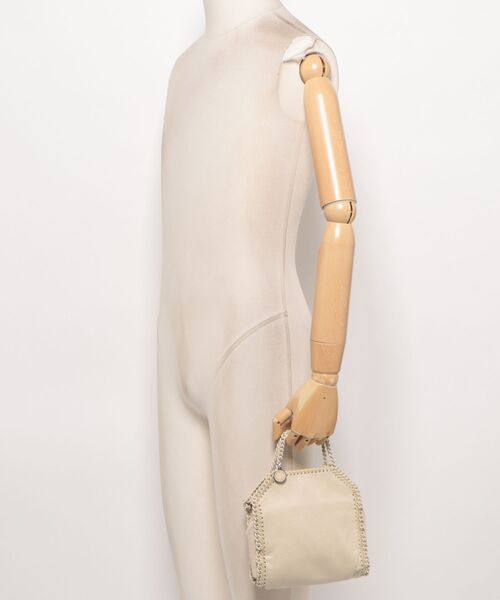 STELLA McCARTNEY(ステラマッカートニー)の「Falabella Tiny Tote Bag / ファラベラ タイニー トートバッグ(ショルダーバッグ・レディース・ベージュ・ONE SIZE)」の6枚目の写真
