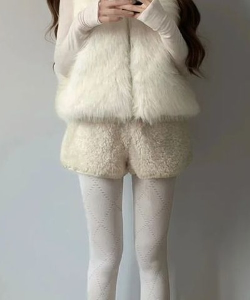 SHEPP(シープ)の「【26年秋冬新作】ふわもこボアショートパンツ(その他パンツ・レディース・ブラウン/アイボリー/グレー・M)」の1枚目の写真