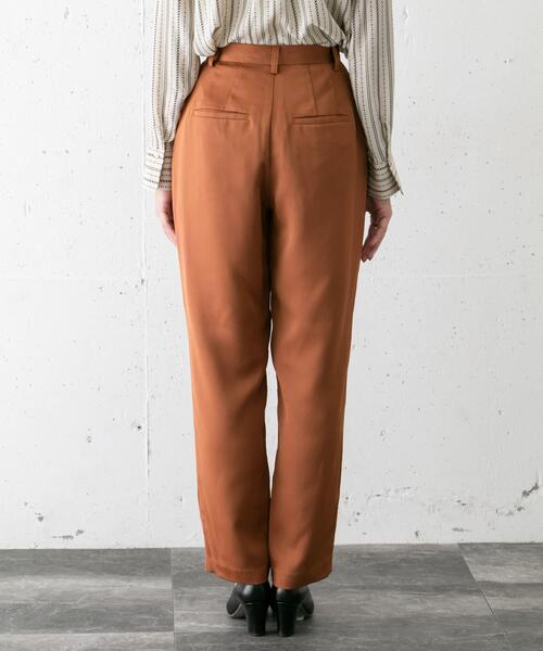 URBAN RESEARCH ROSSO（アーバンリサーチロッソ）の「サテンタックパンツ（その他パンツ・レディース・ベージュ系その他/カーキ/ブラウン・36/38）」の17枚目の写真