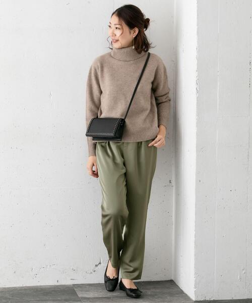 URBAN RESEARCH ROSSO（アーバンリサーチロッソ）の「サテンタックパンツ（その他パンツ・レディース・ベージュ系その他/カーキ/ブラウン・36/38）」の21枚目の写真