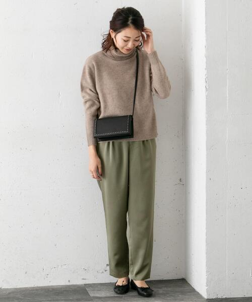 URBAN RESEARCH ROSSO（アーバンリサーチロッソ）の「サテンタックパンツ（その他パンツ・レディース・ベージュ系その他/カーキ/ブラウン・36/38）」の22枚目の写真