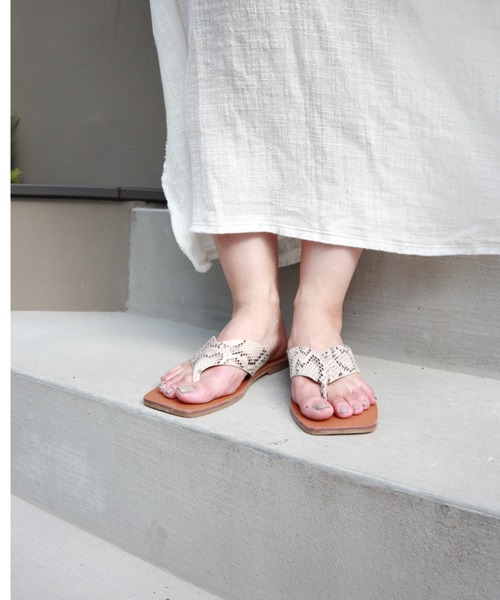 Fabby fabby（ファビィーファビィー）の「トングフラットサンダル（サンダル・レディース・ホワイト/ブラウン/ブラック/ベージュ・SS/MEDIUM/SMALL/LARGE）」の6枚目の写真