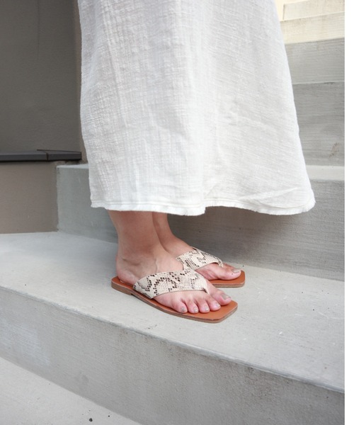 Fabby fabby（ファビィーファビィー）の「トングフラットサンダル（サンダル・レディース・ホワイト/ブラウン/ブラック/ベージュ・SS/MEDIUM/SMALL/LARGE）」の11枚目の写真