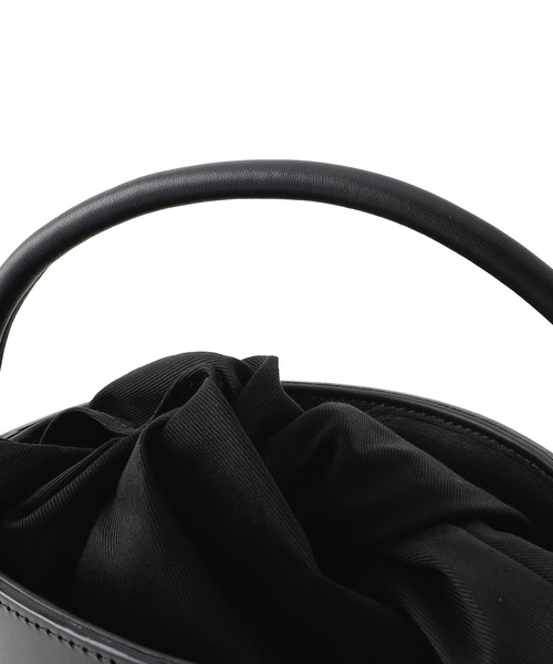 VIOLAd'ORO（ヴィオラドーロ）の「VIOLAdORO / ショルダーストラップ付きレザーコンビバケットバッグ（かごバッグ・レディース・ブラック・FREE）」の4枚目の写真