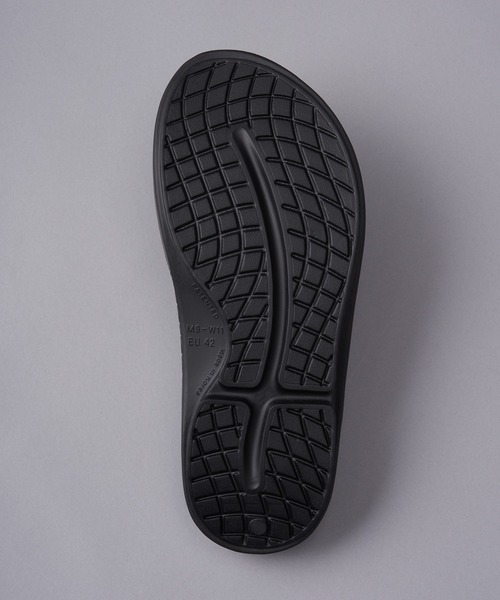 OOFOS（ウーフォス）の「＃【OOFOS/ウーフォス】ウーオリジナルリカバリーサンダル（サンダル・レディース・ネイビー/グレー系その他/ブラック/モカ・7/8）」の10枚目の写真