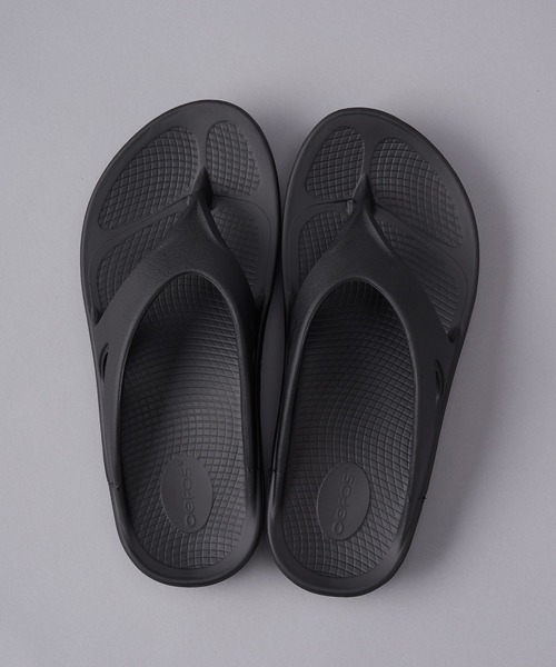OOFOS（ウーフォス）の「＃【OOFOS/ウーフォス】ウーオリジナルリカバリーサンダル（サンダル・レディース・ネイビー/グレー系その他/ブラック/モカ・7/8）」の7枚目の写真