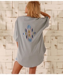 anap mimpi（アナップミンピ）の「【UNISEX対応】オルテガ刺繍ラウンドヘムビックTシャツ（Tシャツ/カットソー）」