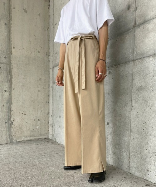 anown（アノン）の「綿麻レーヨン混  裾スリット ハイウエストワイドストレートパンツ ベルト付き【ファッションインフルエンサー ゆや×anown 限定コラボ】（スラックス・メンズ・ブラック/ベージュ・S/M/L）」の4枚目の写真