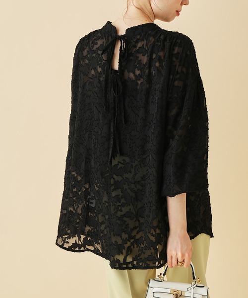 MADEMOISELLE ROPE'（マドモアゼル ロペ）の「【秋まで使える】【一部WEB限定】バックリボンフラワーシアーブラウス（シャツ/ブラウス・レディース・ブラック/ピンク/キナリ・38）」の3枚目の写真