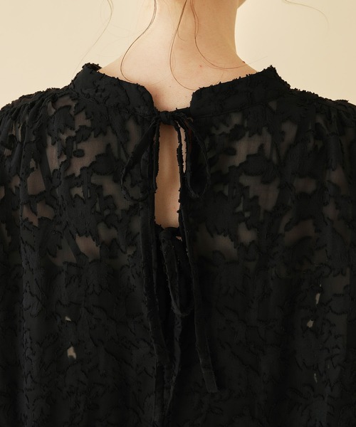 MADEMOISELLE ROPE'（マドモアゼル ロペ）の「【秋まで使える】【一部WEB限定】バックリボンフラワーシアーブラウス（シャツ/ブラウス・レディース・ブラック/ピンク/キナリ・38）」の5枚目の写真