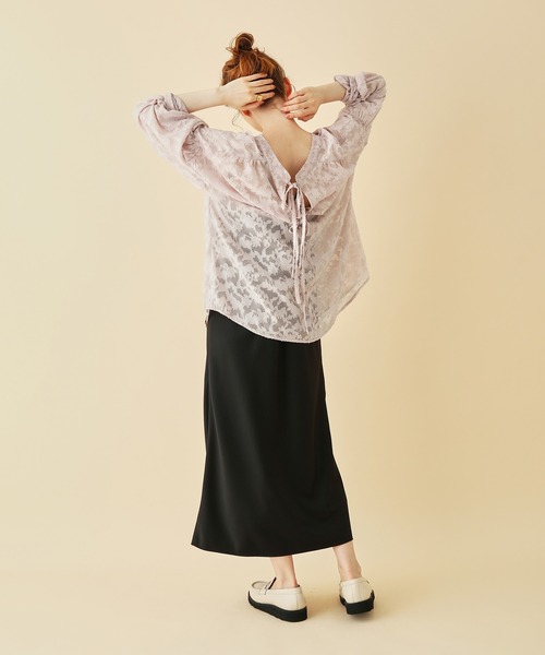MADEMOISELLE ROPE'（マドモアゼル ロペ）の「【秋まで使える】【一部WEB限定】バックリボンフラワーシアーブラウス（シャツ/ブラウス・レディース・ブラック/ピンク/キナリ・38）」の7枚目の写真