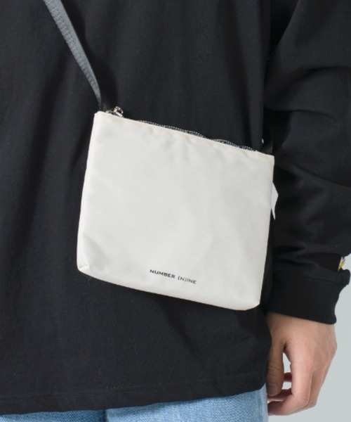 NUMBER (N)INE（ナンバーナイン）の「【NUMBER (N)INE】シャイニーナイロンツイルサコッシュバッグ（ショルダーバッグ・メンズ・ブルー/ブラック/カーキ/ホワイト/キャメル/グレー・FREE）」の2枚目の写真