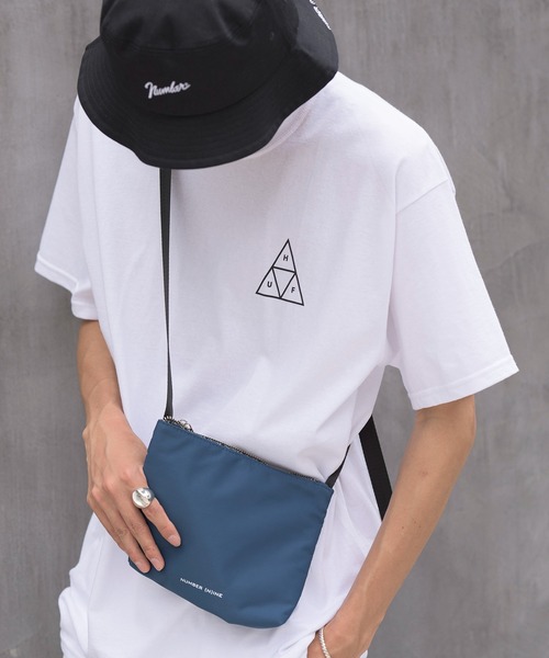 NUMBER (N)INE（ナンバーナイン）の「【NUMBER (N)INE】シャイニーナイロンツイルサコッシュバッグ（ショルダーバッグ・メンズ・ブルー/ブラック/カーキ/ホワイト/キャメル/グレー・FREE）」の16枚目の写真