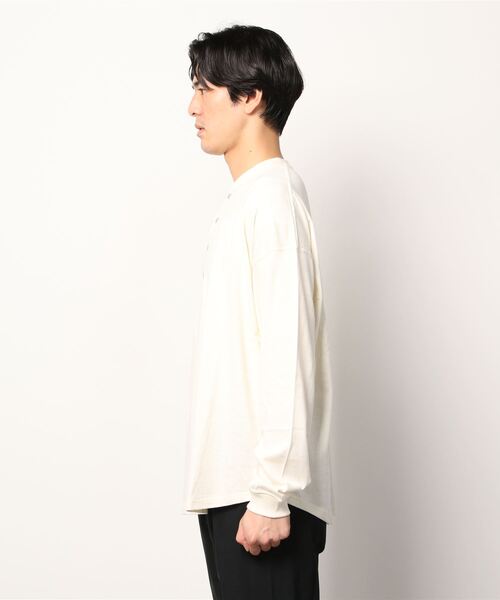 PORT BY ARK（ポートバイアーク）の「PORT BY ARK / ポートバイアーク：Henry neck LS T-shirt：PO10-T004[COR]（Tシャツ/カットソー・メンズ・アイボリー・1/2）」の2枚目の写真