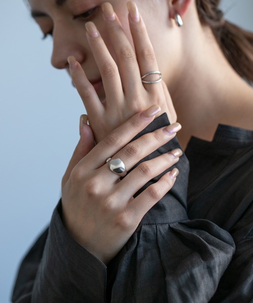 PAS TIERRA（パティエラ）の「【Lien】シンプルツインリング（リング・レディース・シルバー/イエローゴールド・#15/#13/#11）」の5枚目の写真