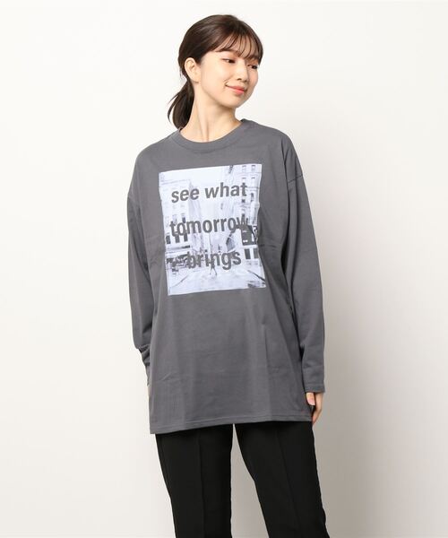 Samansa Mos2 blue（サマンサモスモスブルー）の「フォトプリントロンT（Tシャツ/カットソー・レディース・オフホワイト/キナリ/チャコール・ﾌﾘ-）」の3枚目の写真