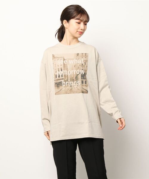 Samansa Mos2 blue（サマンサモスモスブルー）の「フォトプリントロンT（Tシャツ/カットソー・レディース・オフホワイト/キナリ/チャコール・ﾌﾘ-）」の2枚目の写真