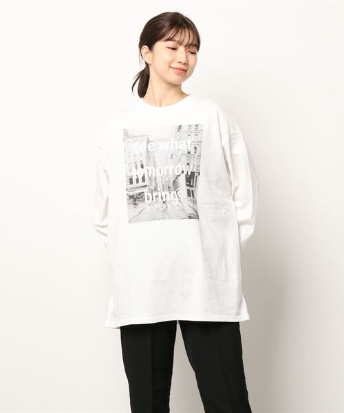 Samansa Mos2 blue（サマンサモスモスブルー）の「フォトプリントロンT（Tシャツ/カットソー・レディース・オフホワイト/キナリ/チャコール・ﾌﾘ-）」の6枚目の写真