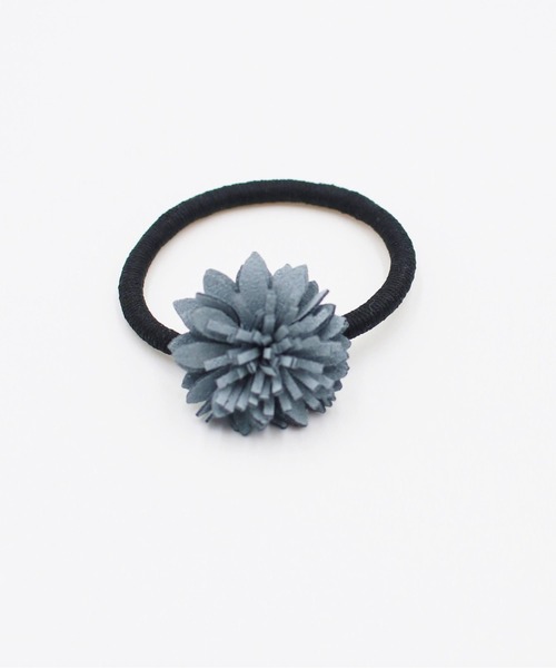 Rora（ローラ）の「【日本製】 ベラ お花モチーフ ヘアゴム (4color) ハンドメイド ポニーテール 白 パープル ピンク ブルー（ヘアゴム・キッズ・パープル/ピンク/ホワイト/グレイッシュブルー・FREE）」の2枚目の写真