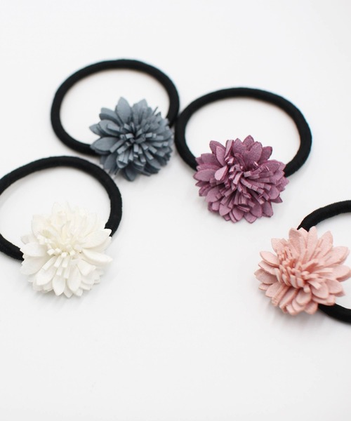 Rora（ローラ）の「【日本製】 ベラ お花モチーフ ヘアゴム (4color) ハンドメイド ポニーテール 白 パープル ピンク ブルー（ヘアゴム・キッズ・パープル/ピンク/ホワイト/グレイッシュブルー・FREE）」の5枚目の写真