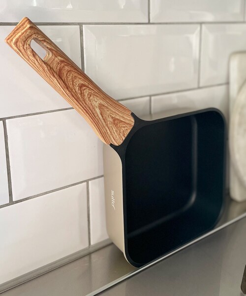 212 KITCHEN STORE（トゥワントゥキッチンストア）の「sutto スマートフライパン 16cm 16×8cm グレージュ ＜SUTTO スット＞（鍋/フライパン・レディース・その他・00）」の2枚目の写真
