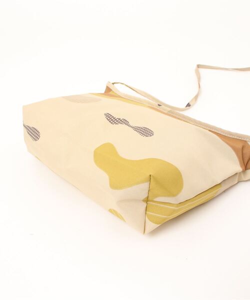 392 plusm（サンキューニプリュスエム）の「Pochette - camouflage - 731796（ショルダーバッグ・レディース・ベージュ/グリーン・ONE SIZE）」の3枚目の写真