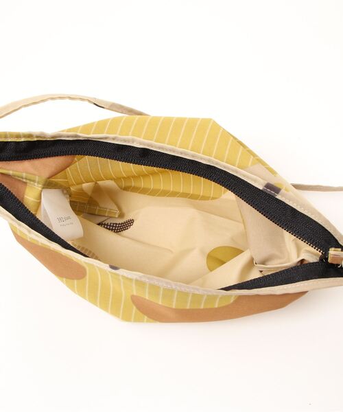 392 plusm（サンキューニプリュスエム）の「Pochette - camouflage - 731796（ショルダーバッグ・レディース・ベージュ/グリーン・ONE SIZE）」の4枚目の写真