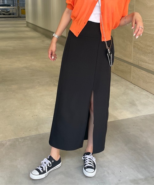 Meli rich(メリーリッチ)の「ジョーゼットフロントスリットナロースカート(スカート・レディース・ブラック/オレンジ/グリーン/アイボリー・MEDIUM)」の2枚目の写真