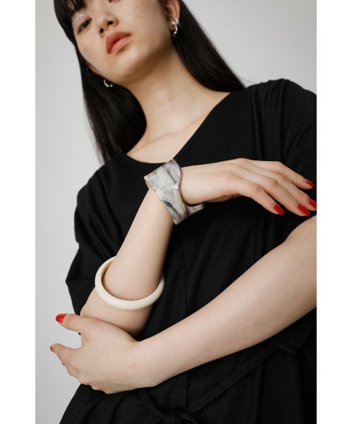 AZUL by moussy（アズールバイマウジー）の「WOOD×MARBLE BANGLE/ウッド×マーブルバングル（ブレスレット・レディース・ホワイト系その他/ブラウン系その他・FREE）」の2枚目の写真