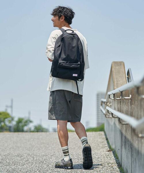 B:MING by BEAMS(ビーミングバイビームス)の「UNIVERSAL OVERALL x B:MING by BEAMS / 別注 デイパック(バックパック/リュック・メンズ・ブラック/オリーブ・FREE)」の5枚目の写真