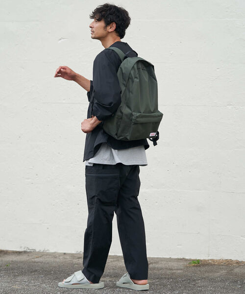 B:MING by BEAMS(ビーミングバイビームス)の「UNIVERSAL OVERALL x B:MING by BEAMS / 別注 デイパック(バックパック/リュック・メンズ・ブラック/オリーブ・FREE)」の8枚目の写真